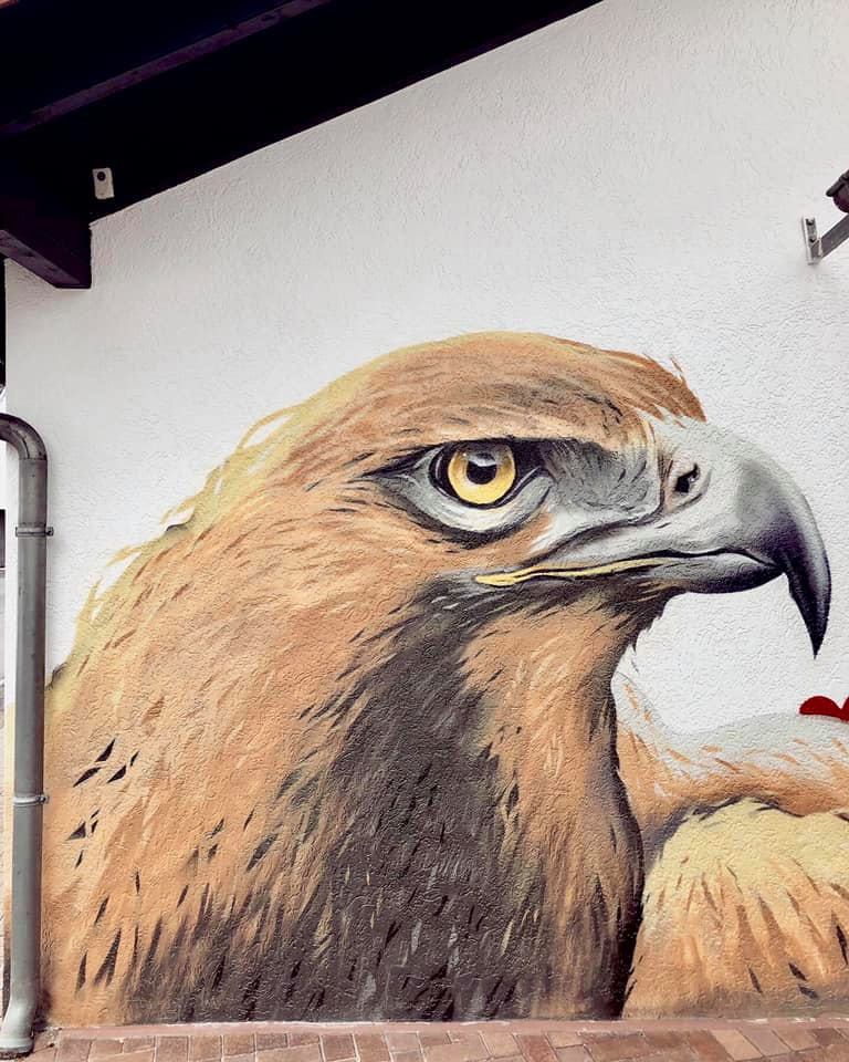 Kunstler Malt Eintracht Motiv An Fassade Der Kunstwerker